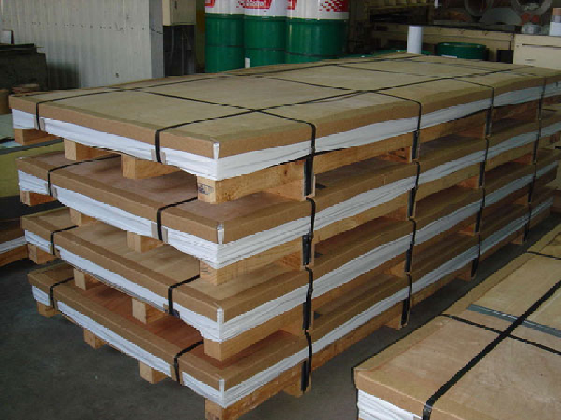 Heavy-duty export packaging for stainless steel and alloy steel products